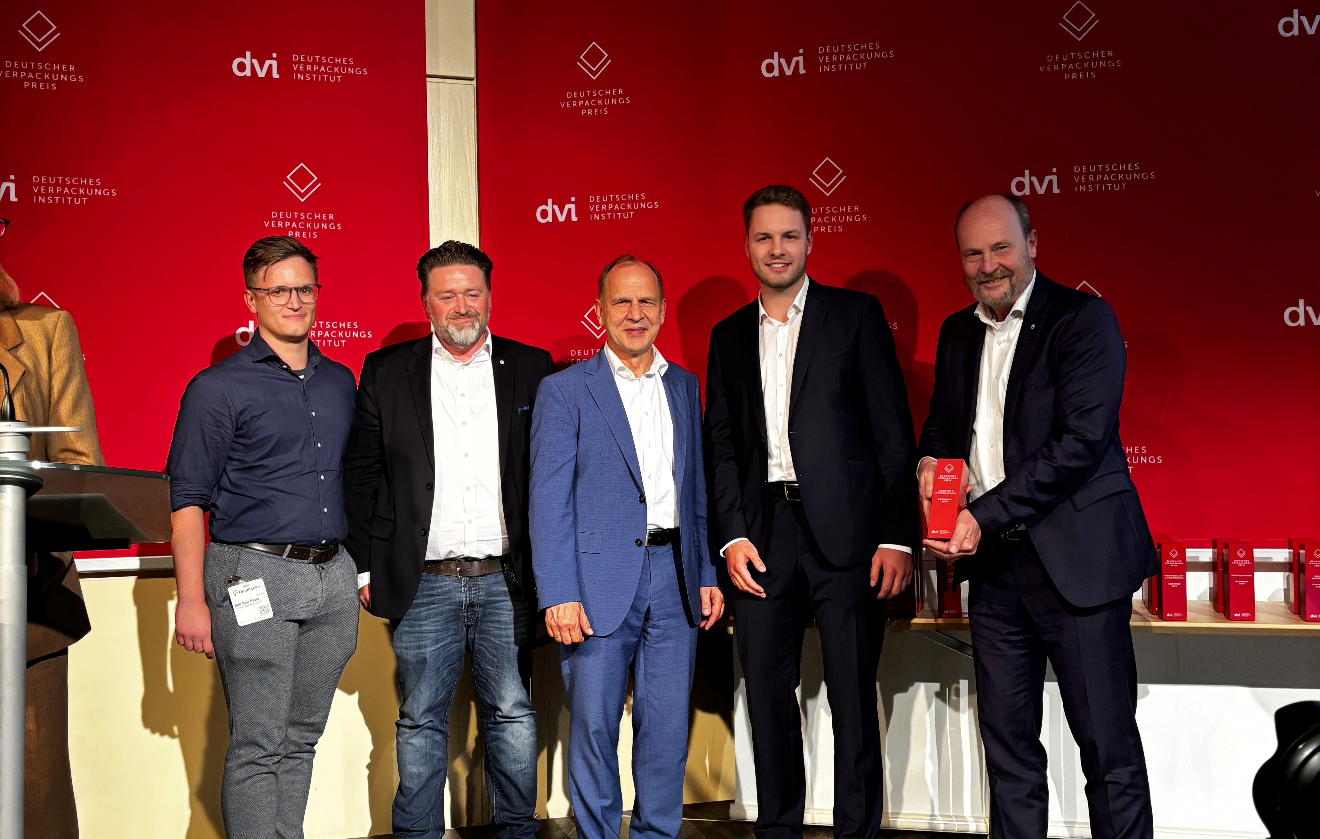 Bildunterschrift: Nahmen von Thomas Reiner, Vorstandsvorsitzender Deutsches Verpackungsinstitut dvi (Mitte), den Deutschen Verpackungspreis entgegen (v. l.): Dirk Willy Haase, Nestlé Deutschland, Thorsten Weber, Der Grüne Punkt, Mika Sang, DUO PLAST, Andreas Kappel, Der Grüne Punkt. (Bild: Der Grüne Punkt)