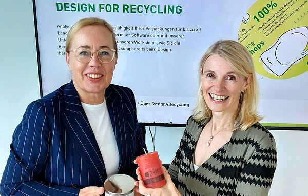 News Bild Andrea Preil (l.) und Antje Kauffmann vom Grünen Punkt beraten zu Design for Recycling auch mit Inhouse-Schulungen vor Ort (Bild: Der Grüne Punkt).